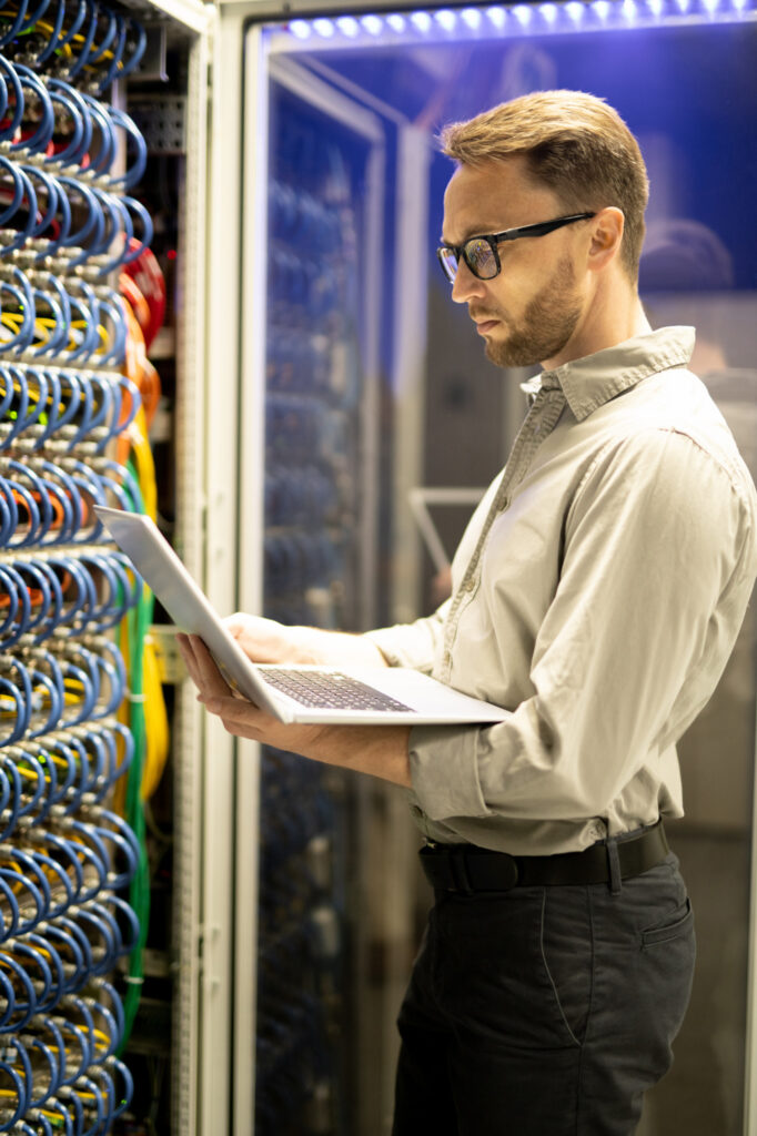 Salle serveurs d'entreprise — assurance cyber et continuité d'activité