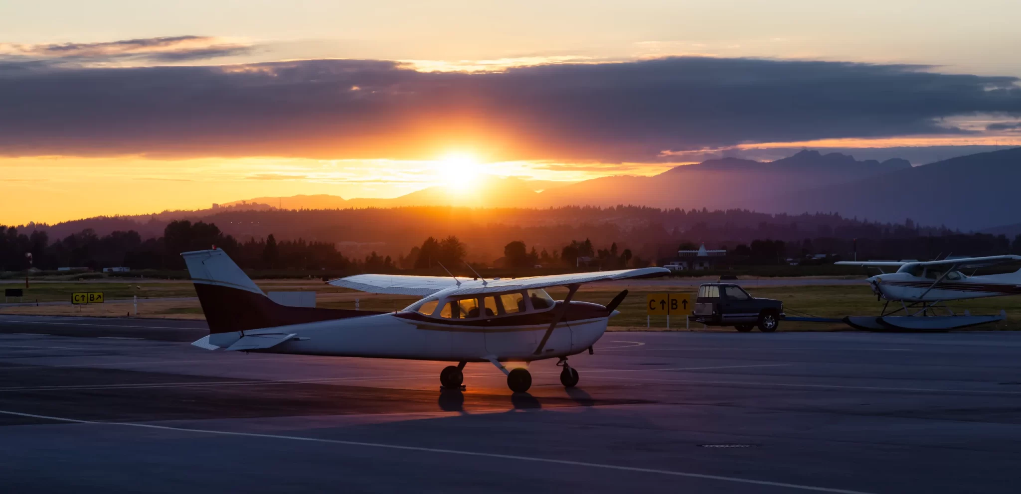 Avion léger sur le tarmac d'un aérodrome au coucher du soleil