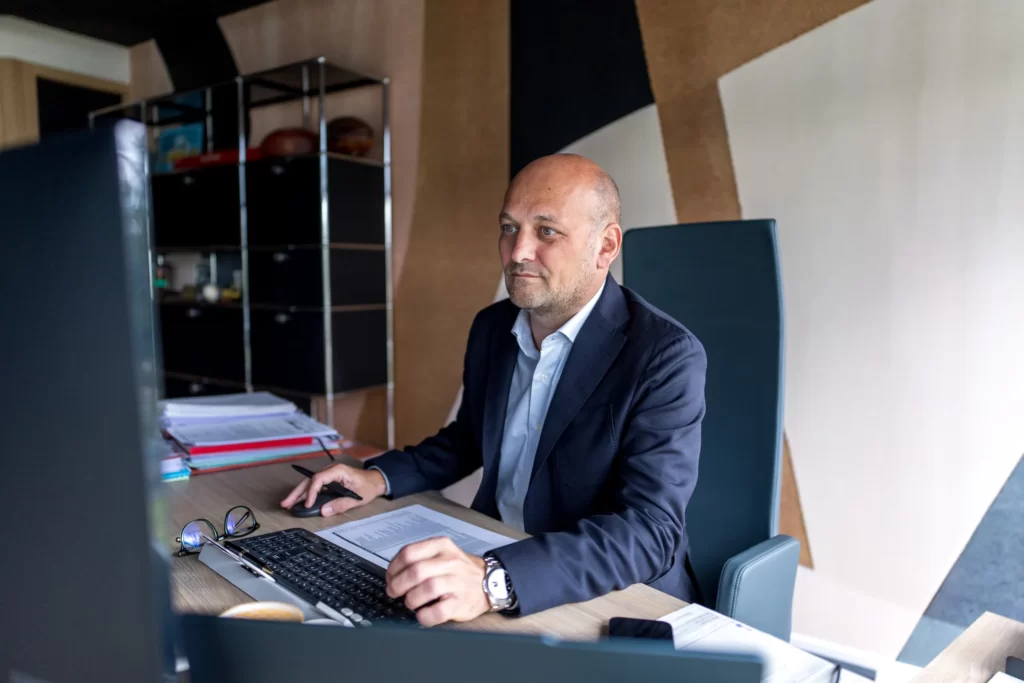 Alexandre Roussille, courtier en assurances d'entreprise, à son bureau à Pau