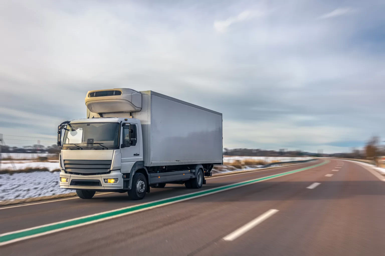 Camion frigorifique transportant des marchandises sous température dirigée