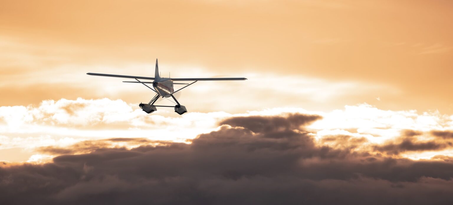 Hydravion en vol au coucher du soleil, assurance aéronef