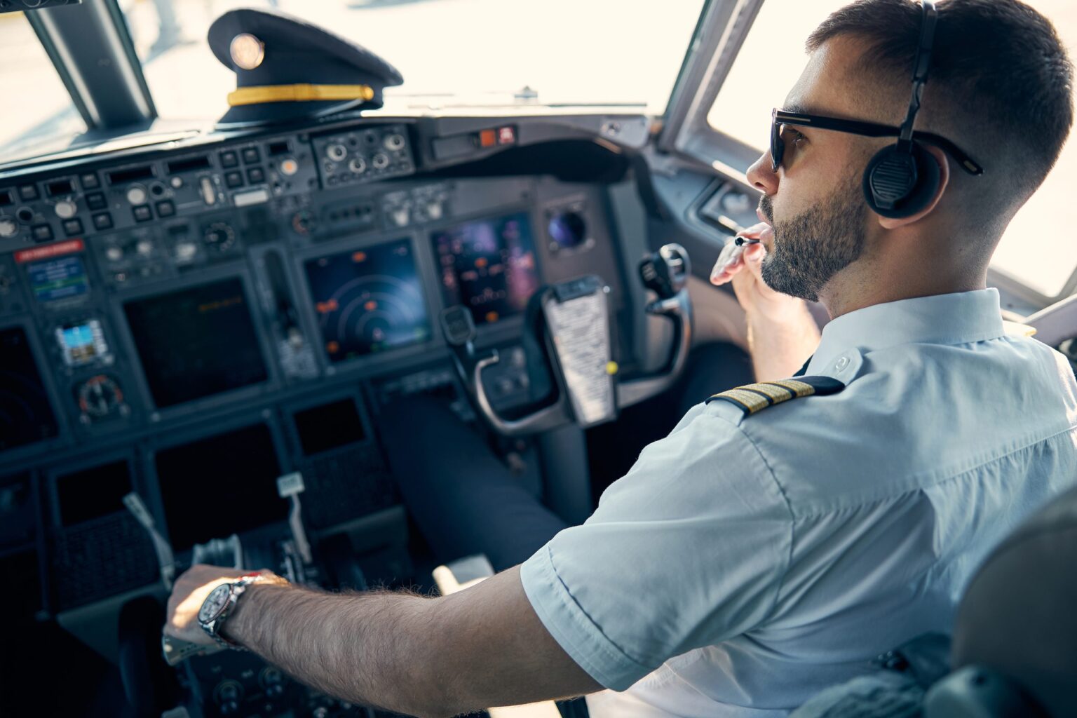 Pilote aux commandes dans un cockpit, assurance individuelle accident du pilote