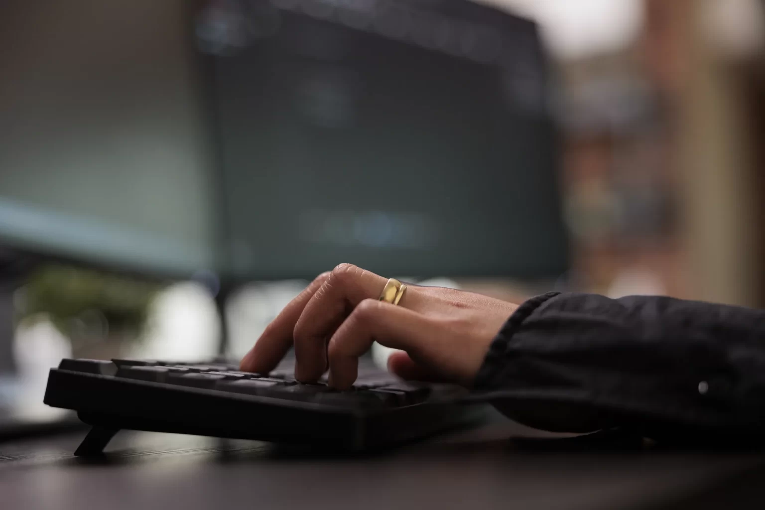 Mains sur un clavier pendant la récupération de données chiffrées
