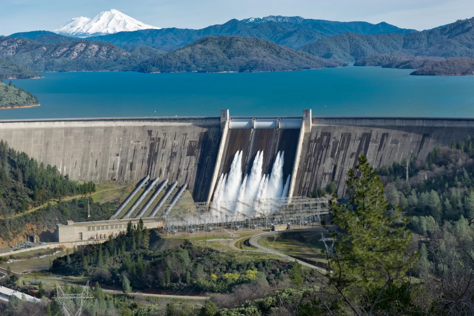 Barrage hydroélectrique et lac de retenue en montagne