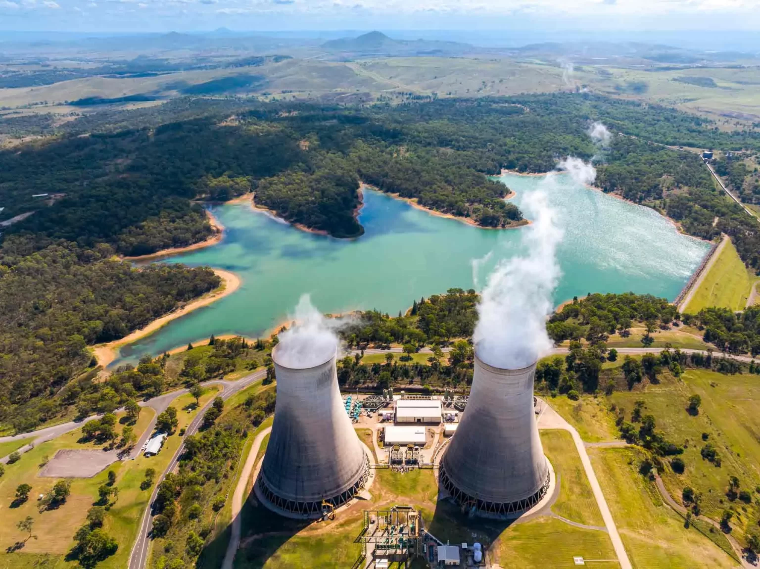 Vue aérienne d'une centrale géothermique près d'un lac