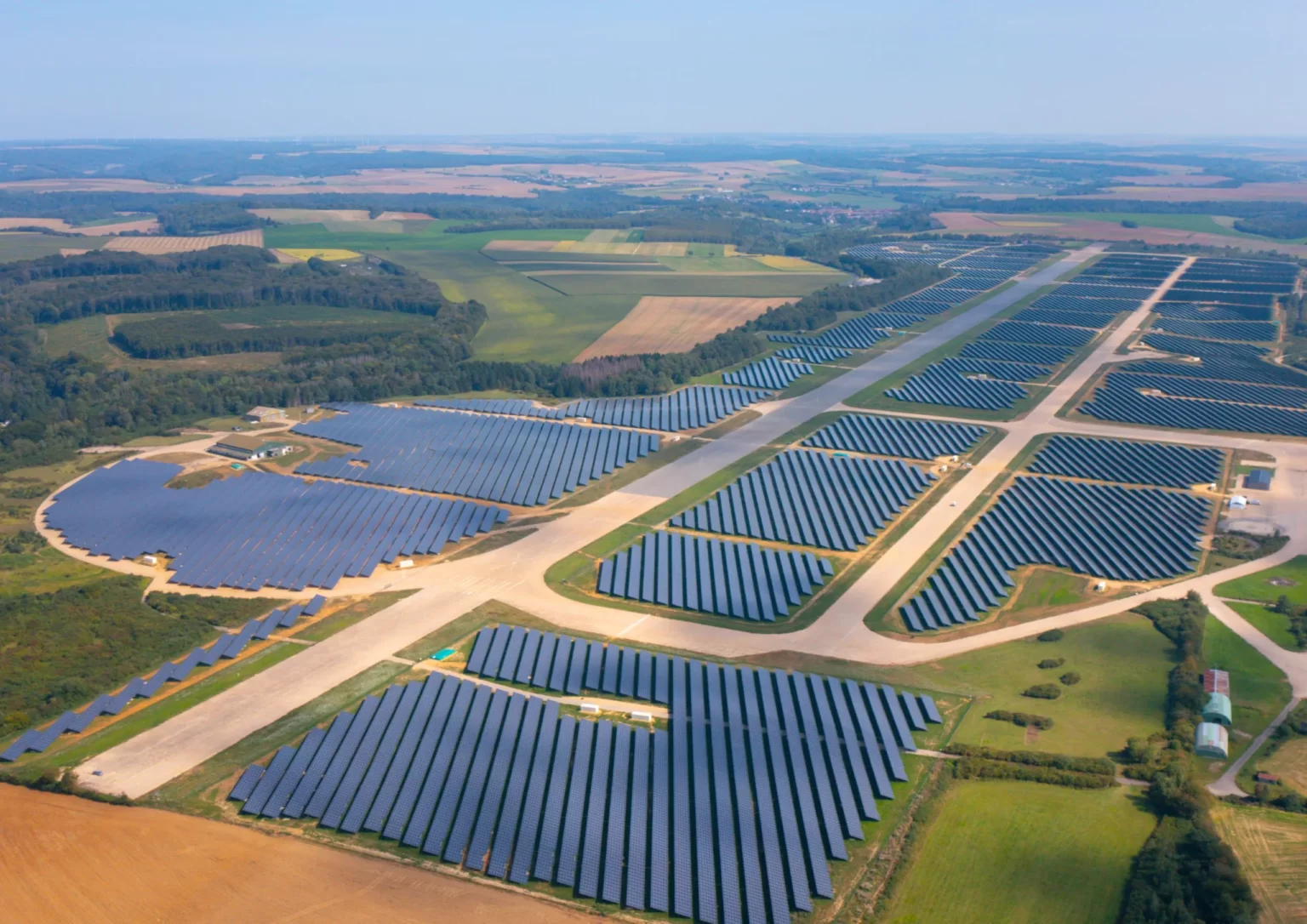 Vue aérienne d'une centrale solaire photovoltaïque au sol