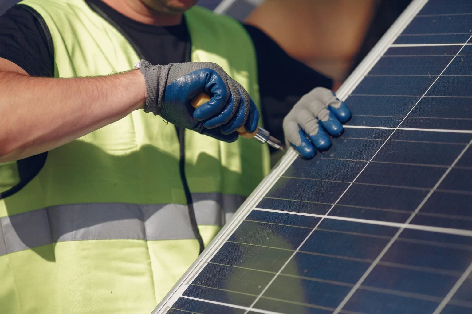Technicien installant un panneau photovoltaïque