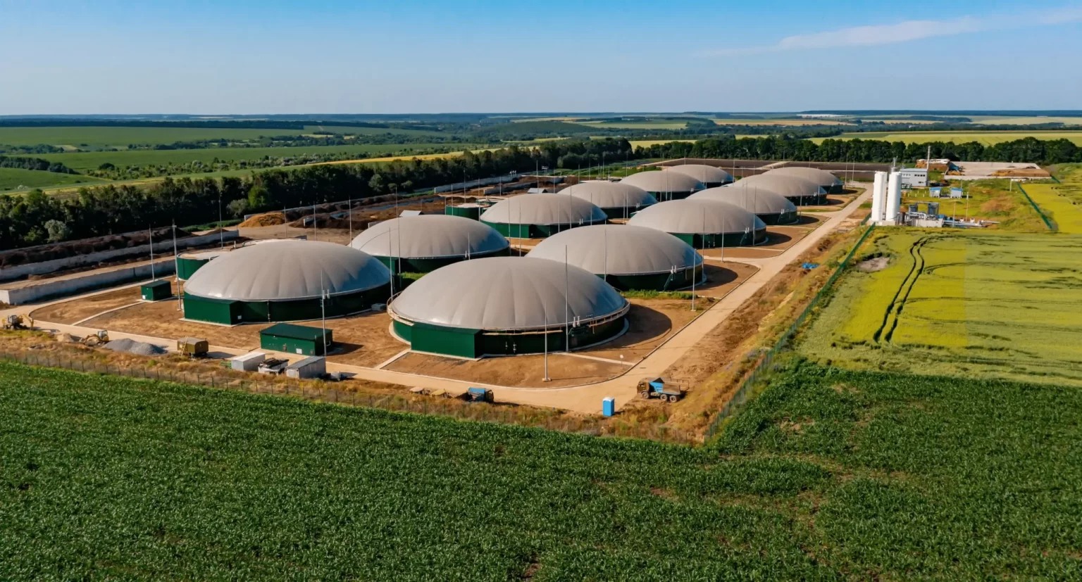 Unité de méthanisation et ses digesteurs en zone agricole