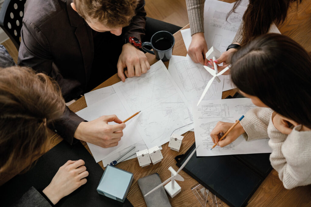 Équipe travaillant sur des plans, assurance responsabilité civile professionnelle des bureaux d'études